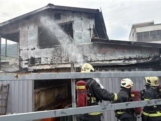 萬里鐵皮屋火警全面燃燒　疑施工引燃保麗龍釀禍