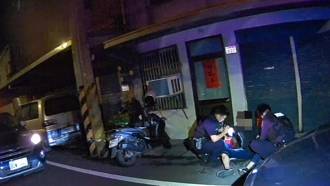 转弯没打灯露馅！通缉男遇警心虚飙车 失控自摔「栽了」