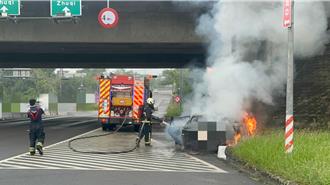 酒駕遇警攔查怕爆！駕駛心虛落跑自撞釀火燒車