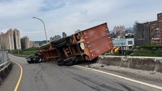 國1汐止段貨櫃車翻覆！駕駛驚險自行脫困 基隆方向交通一度癱瘓
