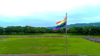 響應「國際不再恐同日」 東華大學升起彩虹旗象徵性別平權