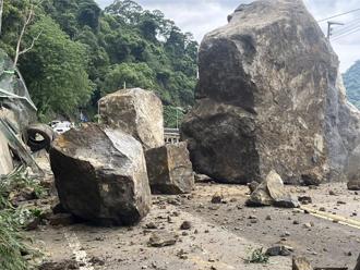 影》「30噸巨石」砸車恐怖瞬間 駕駛驚魂！休旅車慘況曝光