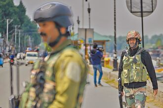 不到一天 克什米爾再傳砲聲