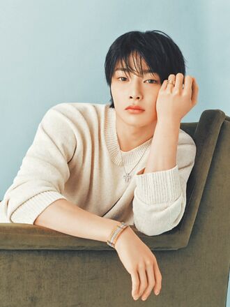 STRAY KIDS忙內I.N 佩戴DAMIANI十字架吸睛