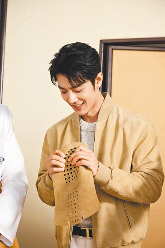 肖戰體驗製作豆豆鞋露甜笑