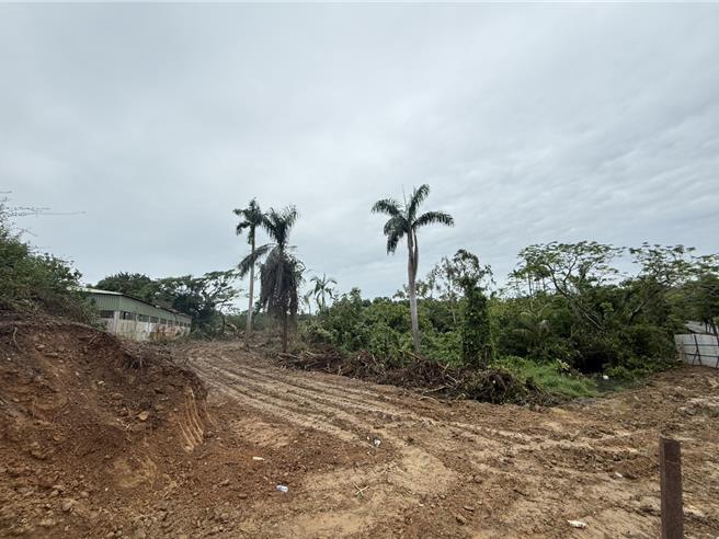高市水利局指出，水利專家根據近年來各種降雨情況估算至少需3.7萬噸滯洪量，市府因此選在場區內地勢較低的10號蓄水池及練習場，緊急進場設置「滯洪沉砂池」，落實場區出流管制。（紀爰攝）