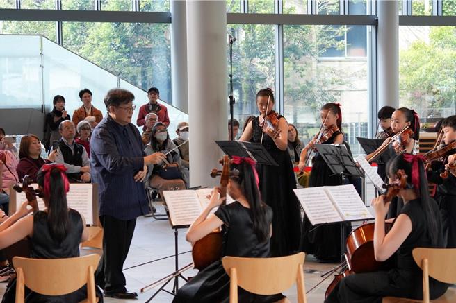 新竹县光明国小弦乐团近日前往日本参与2025年日本金泽音乐祭，于金泽市役所第二本厅舍表演，为观眾带来1场充满童趣与深度文化意涵的音乐演出。（新竹县政府提供／陈育贤新竹传真）