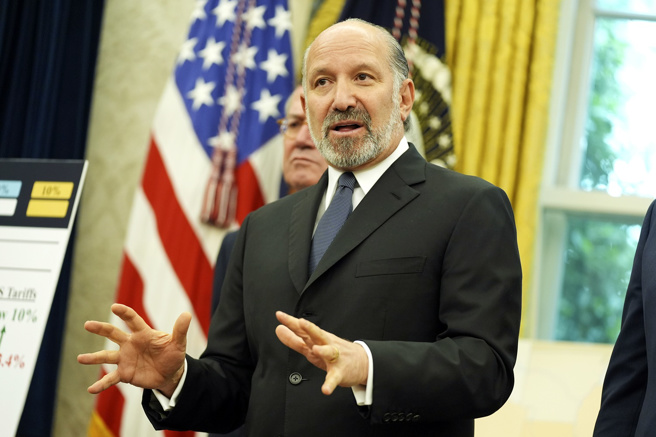 美國商務部長盧特尼克（Howard Lutnick）11日證實，美國對所有國家課徵的10％基礎關稅將在可預見的未來內持續，而且不會下降。（美聯社）