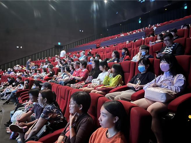 《萬王之王》10日舉行公益場，邀請近500位孩子與照顧者們看電影。（車庫娛樂提供）
