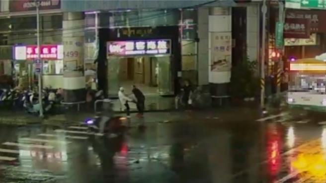 许男及庄男在三重龙门路街头互殴。（三重警分局提供）