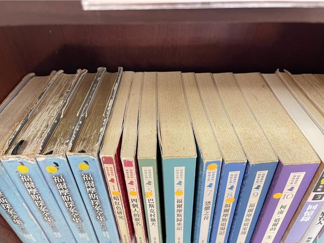 有些书纸张脆化、书背歪斜，翻一翻可能就散页。（台北市议员王欣仪研究室提供）。