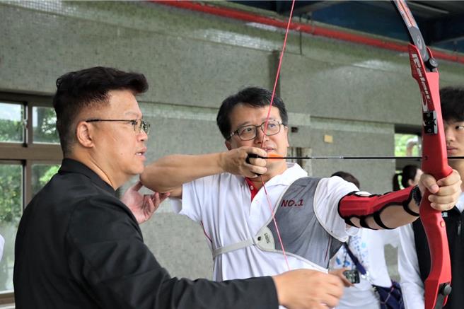 和潤企業林彥良總經理及同仁在教練專業指導下,認識並體驗射箭運動。(和潤提供)