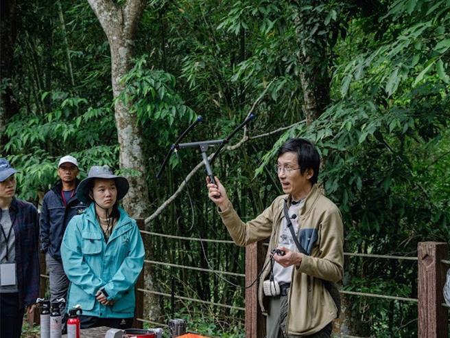 玉管處舉行黑熊救傷教育訓練及保育推廣課程，講師說明無線電追蹤裝置的適用方法。（玉山國家公園提供／楊靜茹南投傳真）