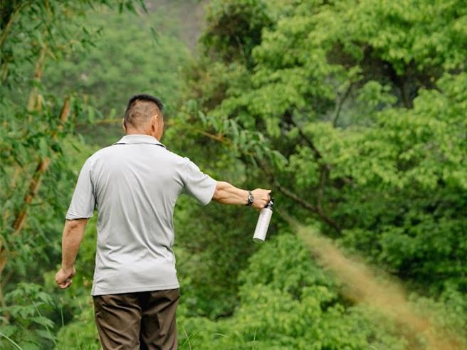 玉管處舉行黑熊救傷教育訓練課程，學員實際操作黑熊噴霧。（玉山國家公園提供／楊靜茹南投傳真）