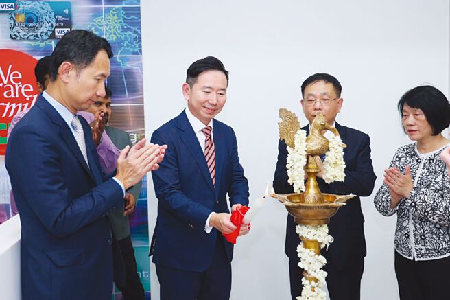 中信银行总经理杨铭祥出席印度斯里伯鲁德分行搬迁至卡图帕克姆乔迁典礼，现场举行点油灯传统仪式。图／中信银行提供