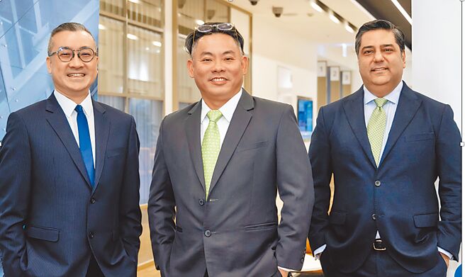 锋裕匯理投信总经理黄日康（左起）、渣打银行总经理邢保利，渣打银行财富管理处处长Samrat Khosla。图／锋裕匯理投信提供