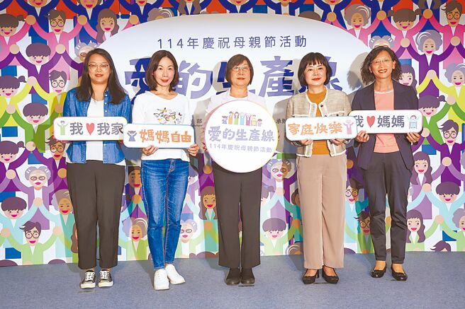 卫福部11日于台湾科教馆举办母亲节活动，卫福部社会及家庭署副署长张美美（中）与民进党立委林月琴（右二）等人与会。 （邓博仁摄）