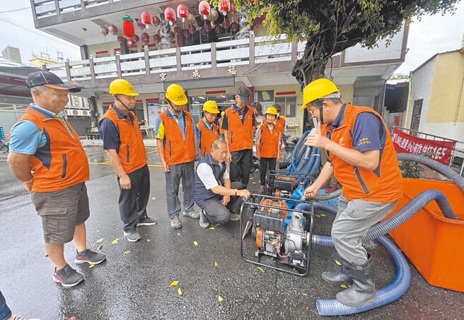 台中市雾峰区五福里去年获得经济部水利署认证，成为全国5个水患自主防灾种子社区之一，里长兼指挥官陈岳彬（左四）与副指挥官赖学科（右一）11日召集队员进行整备工作。（潘虹恩摄）