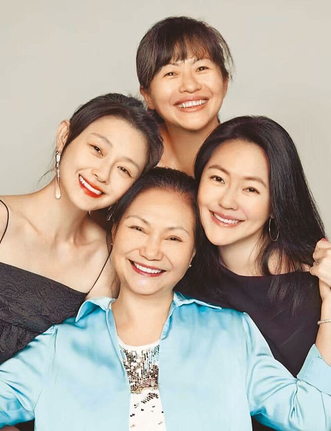 S妈（前）10日Po出与3个女儿的合照，大S（后排左起）与大姊徐熙娴、妹妹小S徐熙娣感情很好。（摘自脸书）