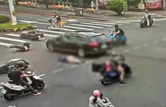 無視紅燈釀禍！北市駕駛「直衝機車群」兩騎士躺地送醫