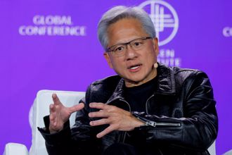 黃仁勳還沒來台灣 外媒曝行蹤「人在中東」為了這件事