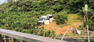 林口休旅車飛越分隔島墜邊坡　因路況不熟！2貴婦受傷送醫