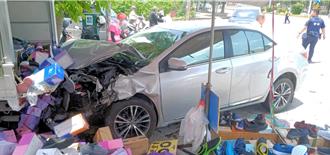 嘉義朴子車禍！兩車猛撞波及路邊賣鞋攤 2人輕傷送醫