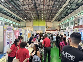 屏東首辦長照徵才博覽會 釋406職缺 業者祭3萬簽約金搶人