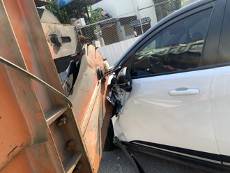 影》曳引車轉彎「機械吊臂」釀禍！ 對向租賃車閃不及撞上