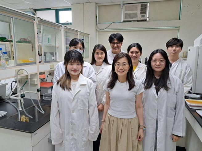 国立中兴大学生物科技学研究所童钰棠副教授及其研究室团队共同合影。（图／谢易晏）
