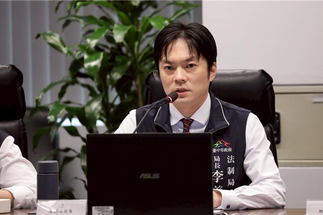 台中市法制局長李善植以「無卡分期消費停看聽，買得安心沒煩惱」為題在市政會議進行報告。（馮惠宜攝）