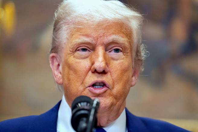 美国总统川普12日在白宫记者会上评论美中贸易谈判结果最重要的是中国大陆开放市场，但言谈间突然提及「这有利于统一与和平」，美国国务院表示，美国对台政策没有改变，川普的发言只是针对美中贸易关系。（美联社）