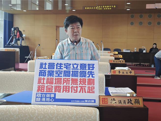 市议员陈政显表示，北区「猪事圆满」社会住宅规画图有标注社福空间与日照据点，但日照据点却未实现。（陈淑娥摄）