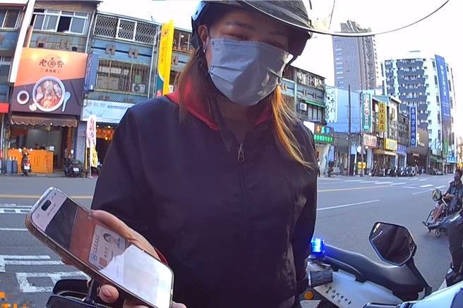 黃姓女子出示手機中的他人照片。（民眾提供／寶智華台中傳真）