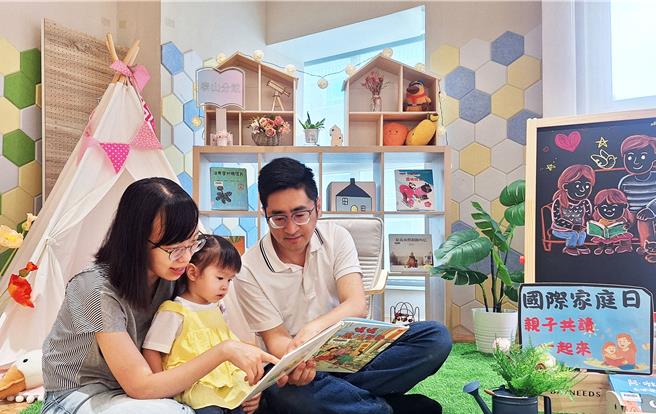 新北市立圖書館響應聯合國「國際家庭日」，推出親子共讀活動。（圖／新北市立圖書館）
