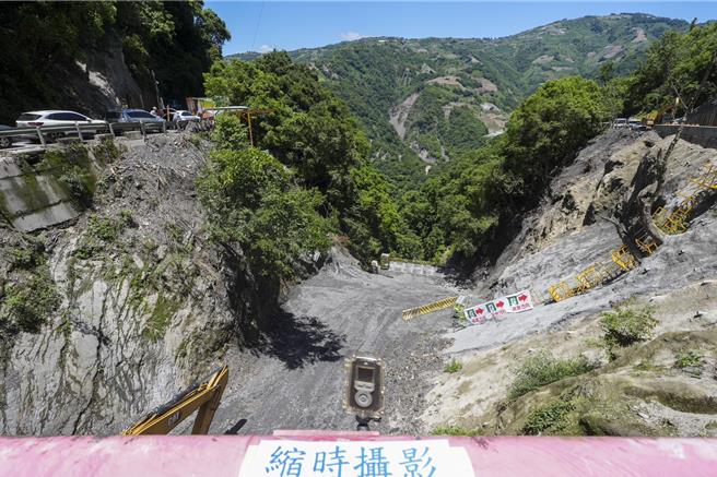 去年凱米颱風造成平靜橋下方溪谷下刷，縣府斥資3900餘萬元進行加強基礎防護工程。（南投縣政府提供／楊靜茹南投傳真）