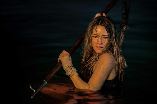 哈西哈里森饰演被一名迷恋鲨鱼的连环杀手塔克绑架。（CATCHPLAY提供）