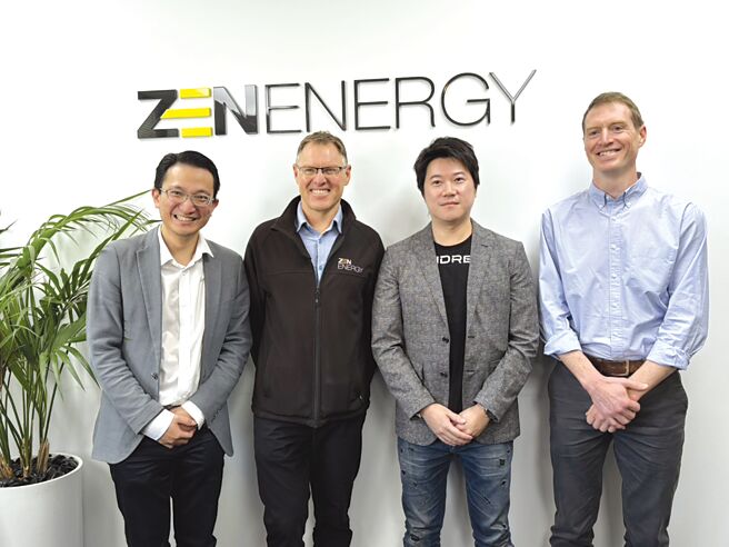 泓德能源与澳洲能源公司ZEN Energy合资设立的投资平台ZEBRE。图为ZEN Energy首席绩效长Joey（左起）、ZEN Energy客户执行总经理Jeff Titus、泓德澳洲总经理黄敏良、ZEN Energy资产执行总经理Dan Manderson。图／袁颢庭