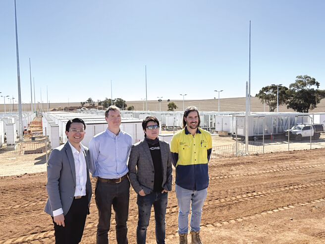 南澳的Templers电池储能系统，目标今年8月上线。左起为ZEN Energy首席绩效长Joey Yeo、ZEN Energy资产执行总经理Dan Manderson、泓德澳洲总经理黄敏良、案场工程主管Maxwell Weppner。图／袁颢庭