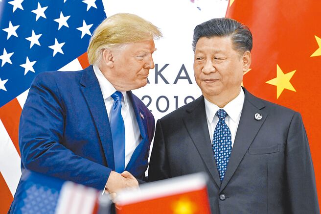 美中贸易谈判上演大惊奇，12日宣布相互暂时调降关税，贸易战火瞬间冷却。图为美中领导人川普（左）与习近平（右）。（美联社）