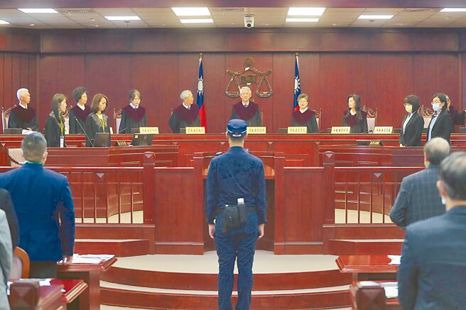 立法院民进党团针对《宪法诉讼法》部分条文修正案，向宪法法庭声请释宪以及暂时处分。宪法法庭12日召开114宪立字第1号声请案公开说明会。大法官谢铭洋（中）担任审判长，立院民进党团总召柯建铭（右下）等以声请人名义出席发言，国民党立委吴宗宪（左下）等以「关系机关」立法院的代表出席发言。（陈君玮摄）