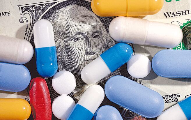 美国总统川普美东时间12日上午签署「美国史上最具影响力的行政命令之一」，将美国处方药价格下调59％。（路透）