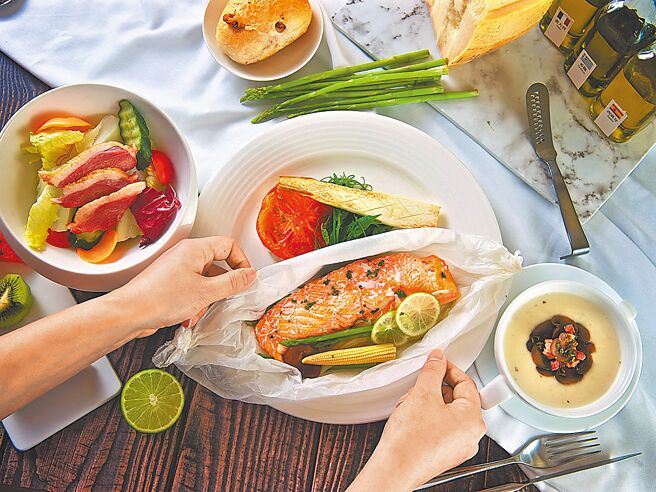 「炉烤纸包鲜鲑鱼」採纸包低温烹调技法，完美封存鱼肉的鲜美。（神旺商务酒店提供）