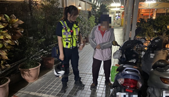 妇人骑机车街头迷航7小时 暖警来了护送平安归