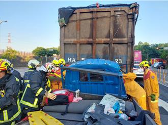 台中乌日小货车撞进大货车斗下  车头全毁驾驶无生命迹象