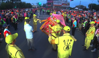 白沙屯媽進香 網好奇「誰控制神轎？」大轎組說話了