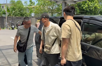 閃兵案延燒！曾模仿王世堅跳河 藝人阿虎「戴黑帽」到案畫面曝光