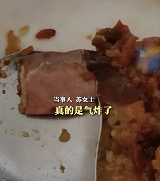 影》扯！知名連鎖蜜棗粽吃出「人血OK繃」陸女拍片紀錄網全炸鍋