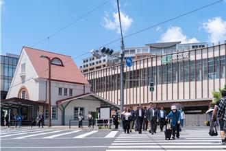 兼顧軌道運輸與沿線開發 張善政考察3大型態JR東日本車站