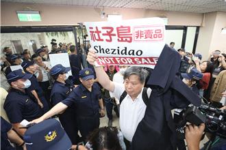 近百名警力出動 社子島公聽會再爆翻桌衝突